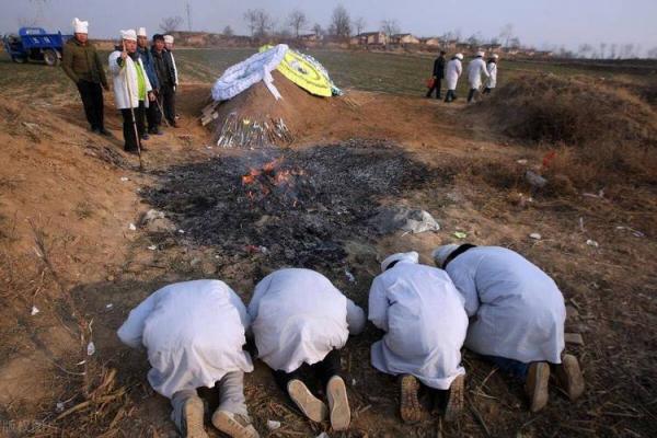 梦见给死去的人办丧事的场面 梦见给死去的人办丧事的场面